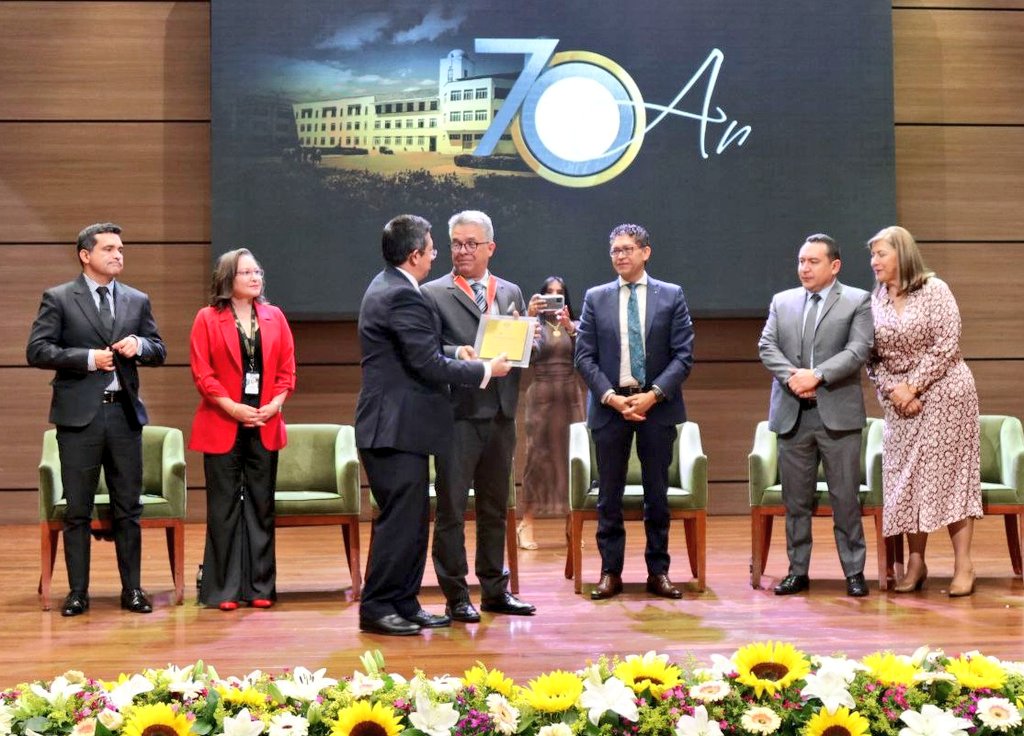 UPTCoficial's tweet image. 🪙 #UPTC70Años | @AlcaldiaTunja otorga la Condecoración Gonzalo Suárez Rendón, en grado de oro, en reconocimiento al destacado lugar de nuestra institución, que se encuentra entre las 10 mejores en los rankings nacionales. ¡Un logro que nos llena de orgullo y motivación!

🧵 👇🏼