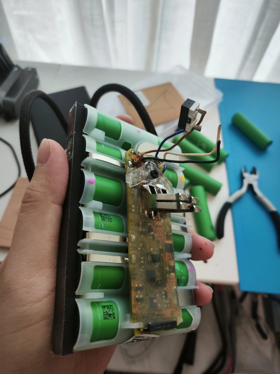 垃圾 #Dyson ，电池保护板的作用不是用来均衡电芯，而是等压差到一定程度彻底锁死充放电，实现计划性报废。
给彻底没电的V7电池换VTC6后，闪红灯无法充放电，还好现在有第三方固件 github.com/tinfever/FU-Dy… ，得买个PICKIT再刷机试试（维修成本💰+90元😭😭
话说戴森这拼多多做工，比米家差远了……