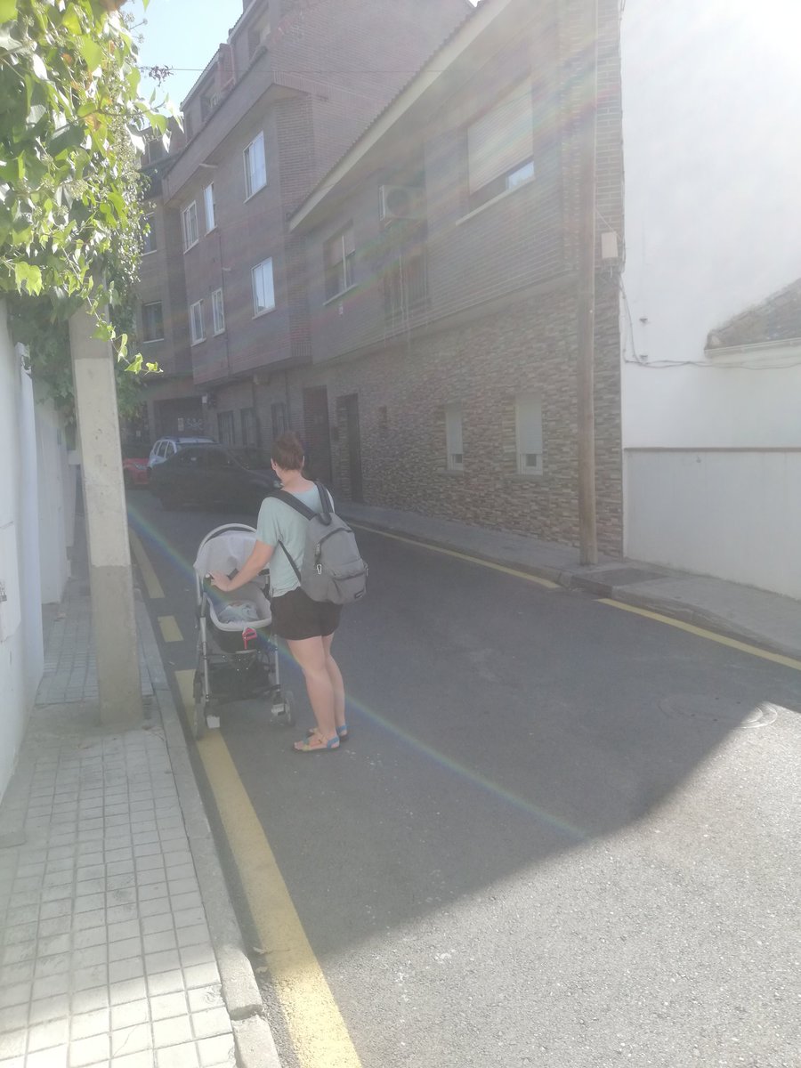 UbiquityConsult's tweet photo. Foto tomada enfrente de las oficinas de Ubiquity Consulting, en #LasRozas: Urbanismo hostil al peatón, poniendo en peligro nuestros seres más queridos... 
@LasRozasInnova @LasRozasNews @jdelauz https://t.co/l7BNro62KV