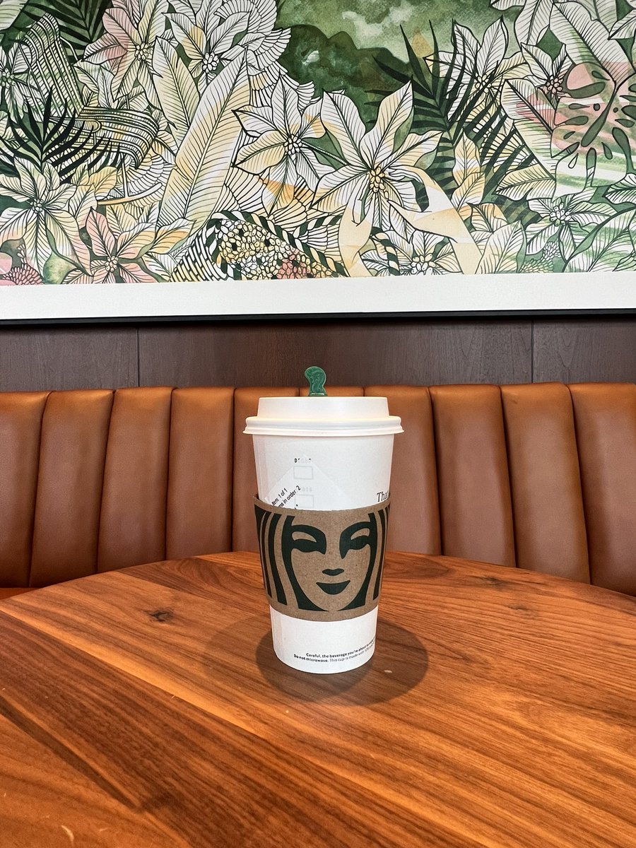 Divanick's tweet photo. PSL and art, what more can a girl ask for? @Starbucks #pumpkinspicelatte #psl #art https://t.co/bb8sRBISAd