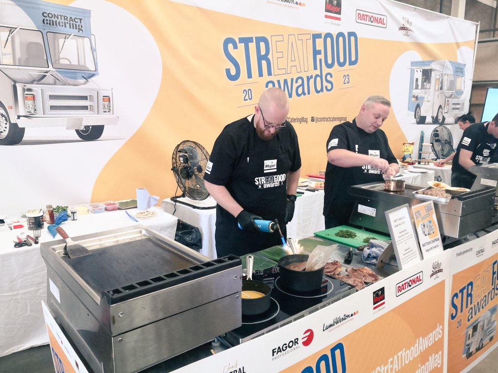 MattVernonChef's tweet image. #StrEATFoodAwards @matt_chapman8 cooking a lovely &apos;Keralan Steak &amp;amp; Chip Butty&apos; &amp;amp; &apos;Smoked Goat Birria Tacos&apos; @chrisincefood @danfarrand13 @_OCSGroup @AngelHillFood @CCateringMag