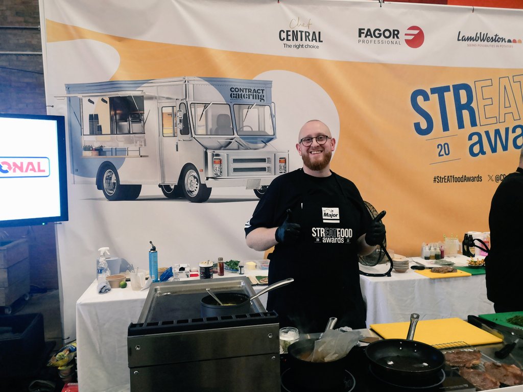 MattVernonChef's tweet image. #StrEATFoodAwards @matt_chapman8 cooking a lovely &apos;Keralan Steak &amp;amp; Chip Butty&apos; &amp;amp; &apos;Smoked Goat Birria Tacos&apos; @chrisincefood @danfarrand13 @_OCSGroup @AngelHillFood @CCateringMag