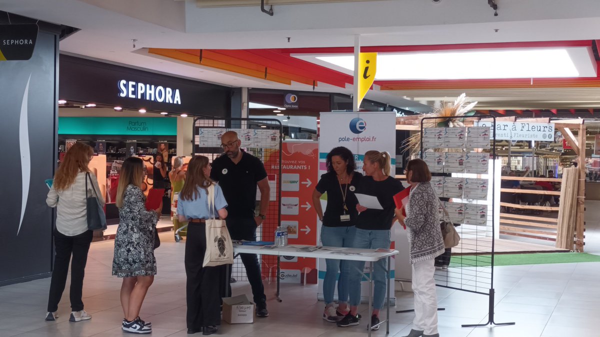 La semaine commerce est finie mais... l'#engagement des #conseillers, le #partenariat actif et les actions de #recrutements dans ce secteur c'est... toute l'année ! Forum à Orange
➡️ 13 entreprises 
➡️+60 postes à pourvoir ! #onestlàpourvous @poleemploi_paca 
#Carrefour