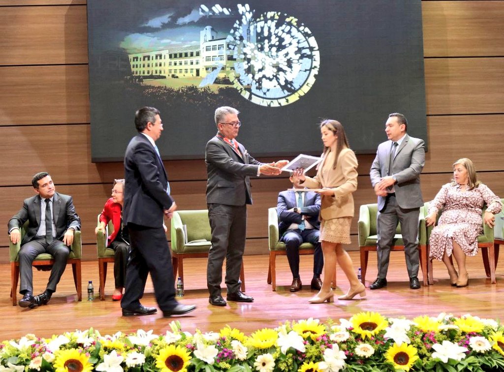 UPTCoficial's tweet image. 🪙 #UPTC70Años | Secretario de Educación de #Tunja, José Alberto Moreno, se enorgullece como egresado y anhela más recursos para seguir escribiendo la historia de nuestra institución. Su compromiso es traer esperanza y liderar debates que contribuyan a la transformación.

🧵 👇🏼