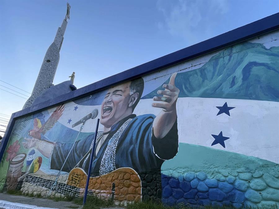 enter504's tweet photo. #NuestraHonduras Tras 7 años de su muerte, Guillermo Anderson vive entre los hondureños con su legado musical     #Musica #GuillermoAnderson #LegadoMusical #EmbajadorDeLaCulturaHondureña #Honduras  
https://t.co/xowUI90z0m https://t.co/1ixO45K5l3