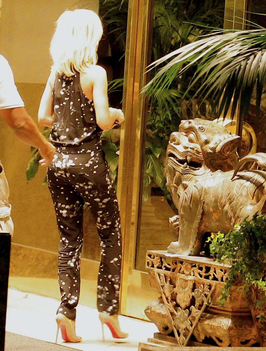 RIHWIND1's tweet photo. March 19: Rihanna having dinner at Scarpetta. https://t.co/RBvBnhp0Ml