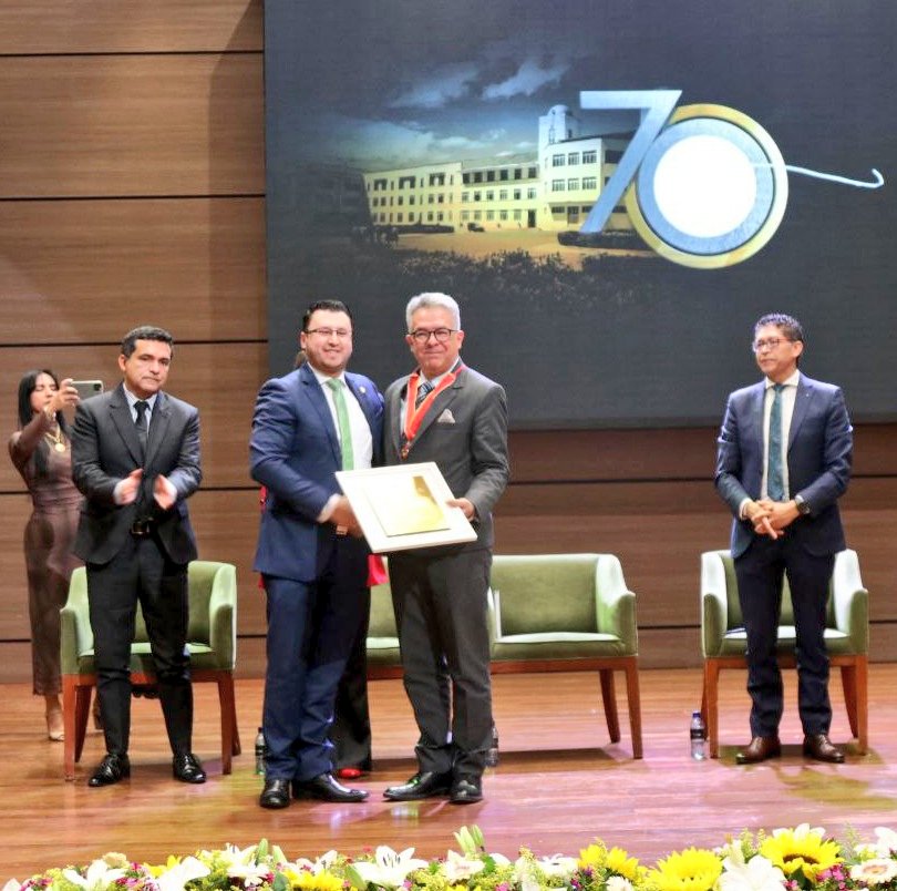 UPTCoficial's tweet image. 🪙 #UPTC70Años | El @ConcejoTunja, representado por el egresado Eddy Reyes, otorga un merecido reconocimiento a la #UPTC. Somos un ejemplo en el departamento y la región en la generación de conocimiento. Este logro es fruto del esfuerzo de toda nuestra comunidad educativa.