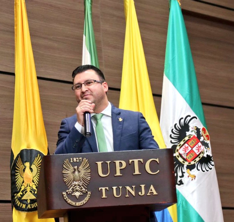 UPTCoficial's tweet image. 🪙 #UPTC70Años | El @ConcejoTunja, representado por el egresado Eddy Reyes, otorga un merecido reconocimiento a la #UPTC. Somos un ejemplo en el departamento y la región en la generación de conocimiento. Este logro es fruto del esfuerzo de toda nuestra comunidad educativa.