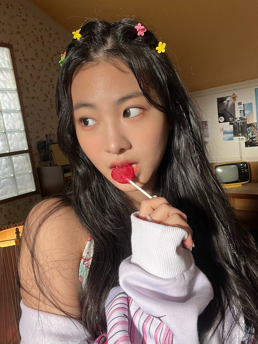 ablumearchived's tweet photo. Happy birthday to the brightest sun. Thank you for sharing your voice with Hunnies, we will forever support you 

OUR SUNSHINE ARAN DAY
#HappyAranDay
#sARANghae_Eunah
#오늘도_은아와_무조건_행복한_하루 https://t.co/HuqfW1NuKj