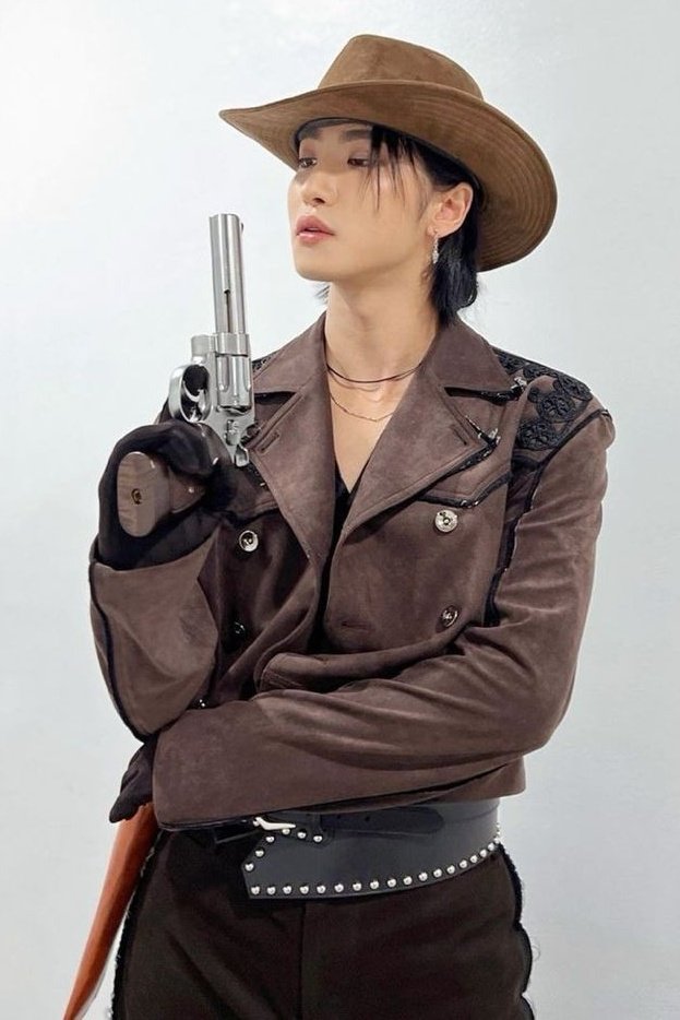 Jxxng: ay there pretty lady ..
Hwx: call me pretty lady one more time and you'll regret it.. 
Jxxng: make me stop pretty lady,and be careful with your little toy..