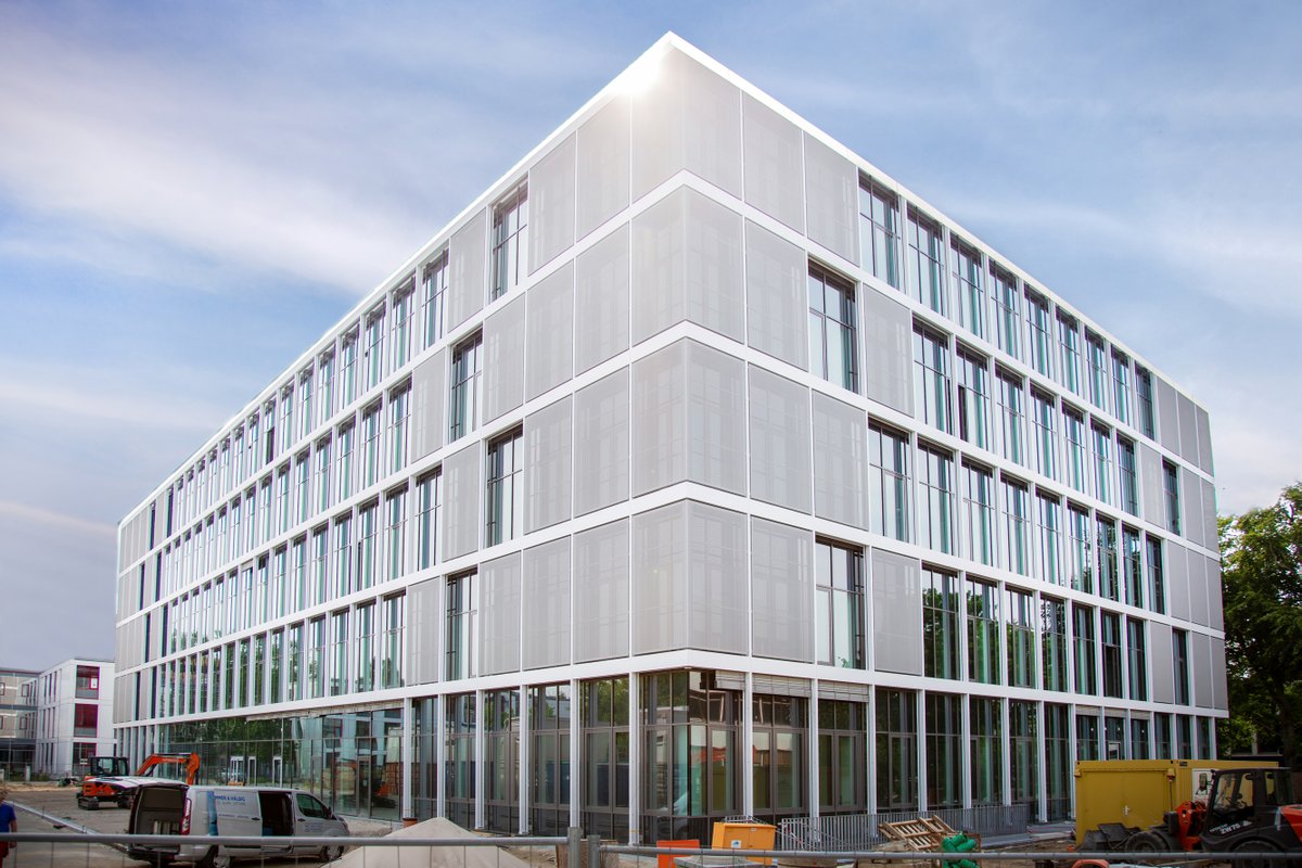 campusbuch's tweet photo. Neue Labore für #Berlin|s Life-Science-Branche. Das #Gründerzentrum #BerlinBioCube eröffnet am 11. Oktober 2023 für junge #Biotech- und #Medtech-Unternehmen am Campus Berlin-Buch. #campusbuch @HealthCapitalBB @zukunftsorte @SenWGP @RegBerlin @SenWiEnBe @MDC_Berlin @LeibnizFMP https://t.co/eA7ytA2L0U