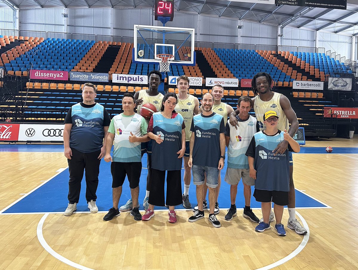 asmen_ibsalut's tweet photo. Avui hem celebrat el #DiaMundialDeLaSalutMental al Pavelló Menorca 🏀
Jugadors de l'Hestia Menorca i persones usuàries de dispositius de salut mental han fet una trobada de 3️⃣❌3️⃣ amb l’objectiu de lluitar contra l’estigma i els prejudicis associats als trastorns mentals https://t.co/ofMjhtJ9fw