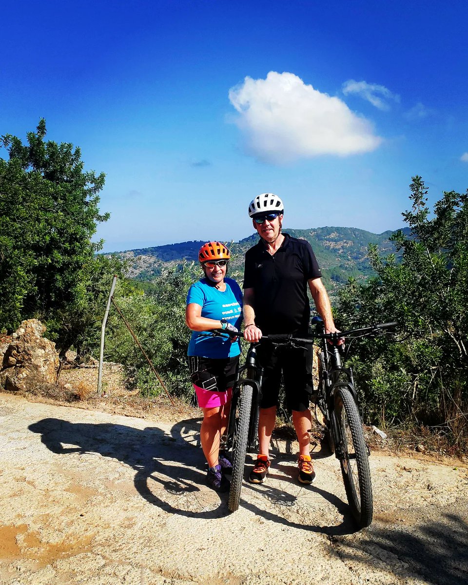blonde_on_bikes's tweet photo. Headed up to Mirador Ses Barques and had a well earned refreshment🥤 looking over the Soller Valley⛰️
Then on to the beautiful village Fornalutx. Some lovely off road routes today and amazing views 👌 ☀️🚴♀️
#fornalutx #SollerValley #MiradorSesBarques #mountainbiking #Mallorca https://t.co/D17meOvCG2