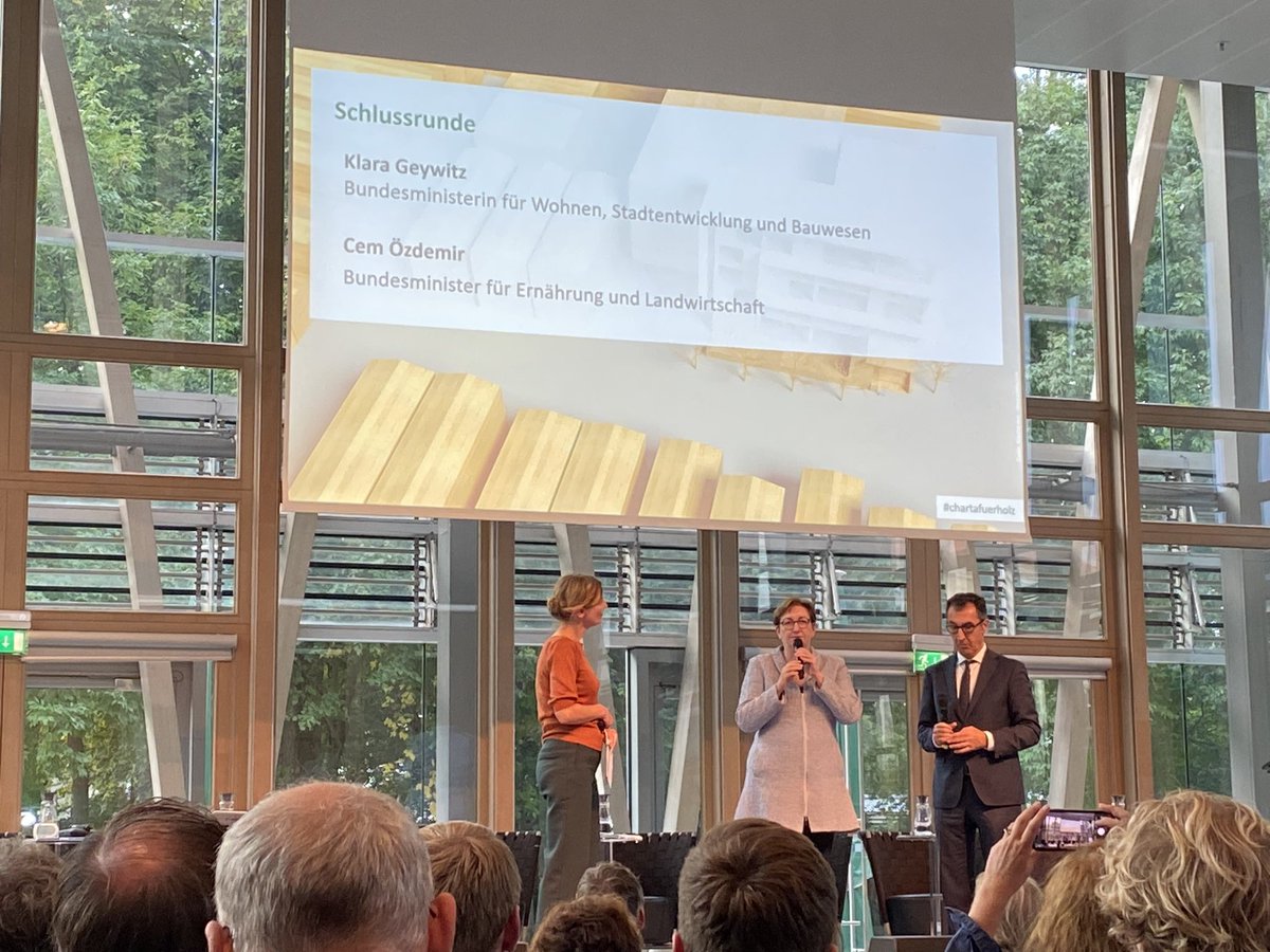 Kreislaufgerechtes und sortenreines Bauen muss erleichtert werden, sagt <a href="/klara_geywitz/">Klara Geywitz</a> <a href="/BMWSB_Bund/">Bundesbauministerium</a>; für Klimaschutz ist Holz unverzichtbar, ergänzt <a href="/cem_oezdemir/">Cem Özdemir</a> @bmel in der LV NRW bei #chartafuerholz 2.0 im Dialog.