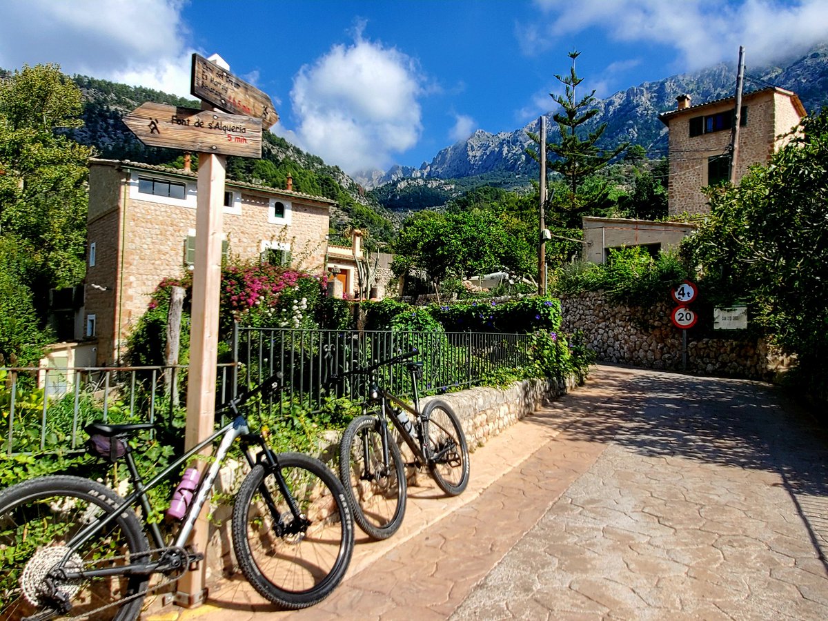 blonde_on_bikes's tweet photo. Headed up to Mirador Ses Barques and had a well earned refreshment🥤 looking over the Soller Valley⛰️
Then on to the beautiful village Fornalutx. Some lovely off road routes today and amazing views 👌 ☀️🚴♀️
#fornalutx #SollerValley #MiradorSesBarques #mountainbiking #Mallorca https://t.co/D17meOvCG2
