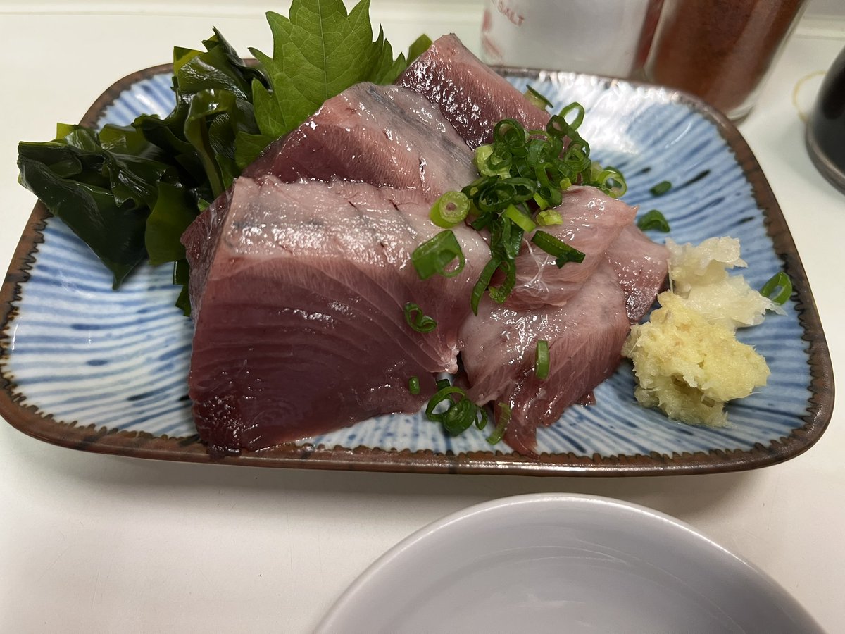 nakapi's tweet photo. 戻りカツオ刺身の生きの良さ、分厚さ、脂のノリ、舌の上でとろける旨みに酔う。イワシ磯辺揚げ、自家製塩タラコ…来店するたびに白いぼーどのオススメに唸る。強炭酸のボールおかわり。息子を風呂に入れる頃にはスッキリ。綾瀬に名店あり。駅前酒場。 https://t.co/Ib9fPMSKS1