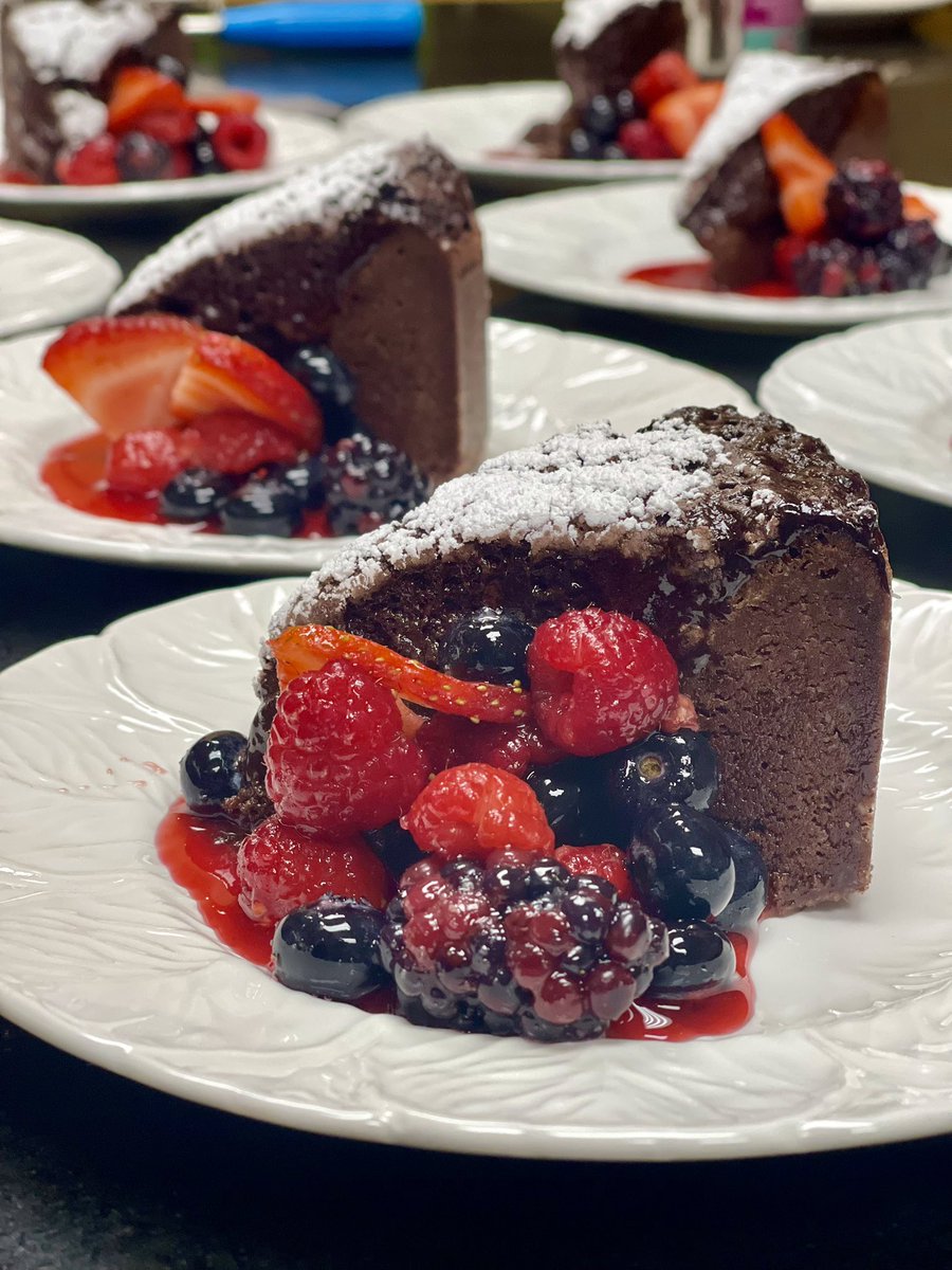 ChefConnieBakes's tweet photo. Flourless Chocolate Cake 👩‍🍳
#chefconniebakes
#6666ranch
@Valrhona https://t.co/GSRaIMVBc6