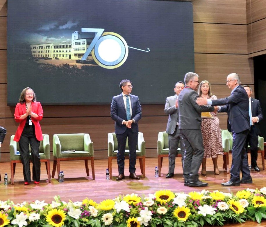 UPTCoficial's tweet image. 🪙 #UPTC70Años | Gilberto Forero, presidente de Asociación Profesional de Egresados, entrega un reconocimiento. Recordando los 12 años después de nuestra fundación, la asociación ha sido un fiel acompañante en momentos clave, desde la pedagogía hasta la profesionalización.

🧵 👇🏼