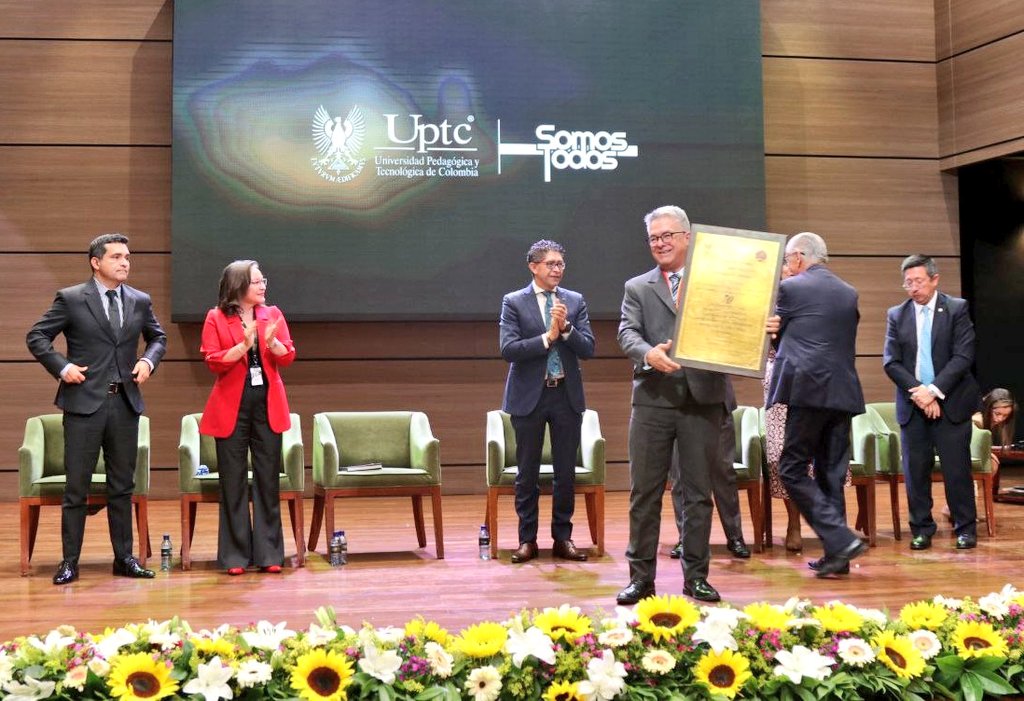 UPTCoficial's tweet image. 🪙 #UPTC70Años | Gilberto Forero, presidente de Asociación Profesional de Egresados, entrega un reconocimiento. Recordando los 12 años después de nuestra fundación, la asociación ha sido un fiel acompañante en momentos clave, desde la pedagogía hasta la profesionalización.

🧵 👇🏼