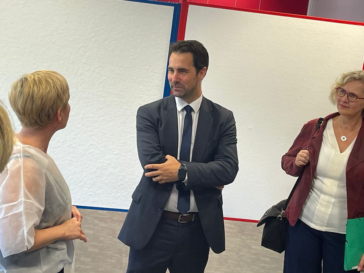 trranber's tweet photo. Lancement de la campagne de vaccination hpv 💉 au collège Jules Verne de bourges. Direction, élèves, équipe éducative, tous mobilisés pour une campagne historique. Beau moment avec la @dsden18 cpam 18, le centre de vaccination et les médecins mobilisés. @ClaradeBort https://t.co/oPafd4sVve