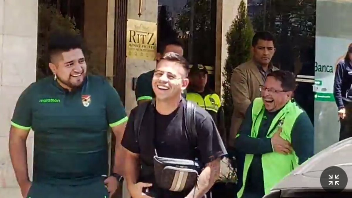 FutbolBolivia_'s tweet photo. LUEGO DE UN LARGO VIAJE HENRY VACA LLEGÓ AL PAÍS Y SE INCORPORÓ A LA SELECCIÓN BOLIVIANA 🇧🇴 https://t.co/6pLN3eRf1j