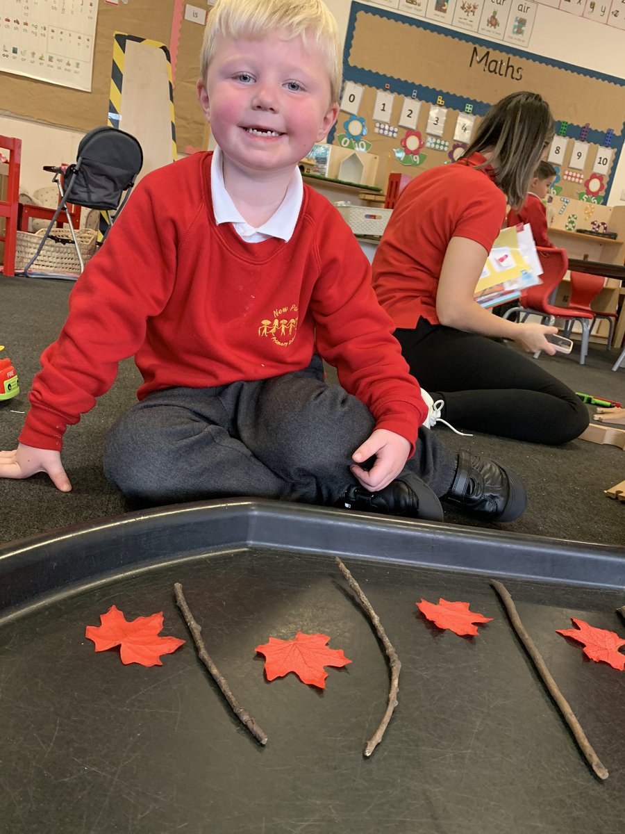 NewParkPrimary's tweet photo. We enjoyed using Autumnal items to make a repeating pattern today 🍁 #NP_RM #NP_Maths https://t.co/s0whOJbYYG