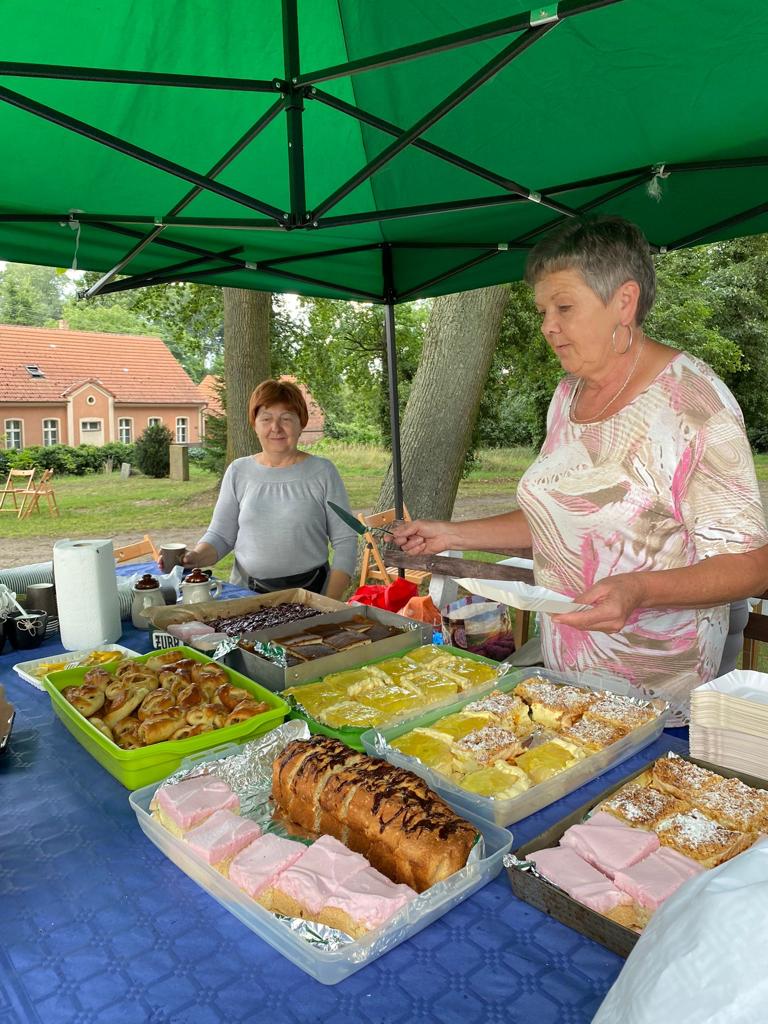 Brandenburgis14's tweet photo. Ein paar Lieblingsbilder der Saison aus dem Sommerkonzerte-Team....schickt uns Eure besten Landpartie-Fotos, wenn Ihr mögt, wir erstellen eine Galerie auf der Webseite! Und nicht vergessen: "5000 x 33"! #brandenburgischesommerkonzerte #sommer #genuss #kirche #kaffeetafel #konzert https://t.co/0kTUTDuhYD