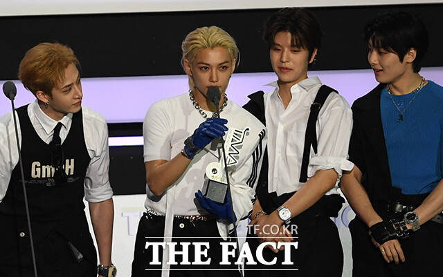 WORLDMUSICAWARD's tweet photo. Superstar Group #StrayKids win #ArtistOfTheYear (#BONSANG) at #TheFactMusicAwards2023 and the #FOURSTARAWARD! 💪🇰🇷🏆🏆🔥👑👑👑👑👑👑👑👑❤️🔥
ROCK-STAR SKZ AT 2023TFMA #StrayKidsArtistOfTheYear_2023TFMA
#樂_STAR #StrayKids #TMA2023
Full list of Winners:
Daesang (Grand Prize): SEVENTEEN
Four Star Award: Stray Kids
Artist of the Year (Bonsang): aespa, ATEEZ, ITZY, IVE, Lim Young Woong, NewJeans, NMIXX, SEVENTEEN, Stray Kids, TREASURE
Worldwide Icon: aespa
Best Performer: IVE
Listeners’ Choice: NewJeans
Next Leader: RIIZE, ZEROBASEONE
Best Music (Spring): Lee Chan Won
Best Music (Summer): BTS
Best Music (Fall): BTS’s V
Best Music (Winter): Lim Young Woong
Idol Plus Popularity Award: BTS’s Jimin
Solo Performer of the Year: Kwon Eun Bi
Band Performer of the Year: Jannabi
Fan N Star Most Voted: BTS, Lim Young Woong
Fan N Star Choice Award (Group): BTS
Fan N Star Choice Award (Solo): Lim Young Woong
Hottest: BOYNEXTDOOR, xikers
Fan N Star Best Ads Award: Lim Young Woong