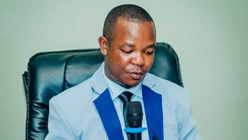 Ikiriho's tweet photo. 🎙️ Dans l'avant-midi de ce 10 octobre, le porte-parole du @MininterInfosBi, @Cinjire, a communiqué sur l'arrestation de Médard Muhiza, ancien 2è conseiller à l’Ambassade du #Burundi à #Kinshasa, et de Kenny Claude Nduwimana, porte-parole des sociétés minières #COMEBU et #BME https://t.co/OGUl9oBgJj