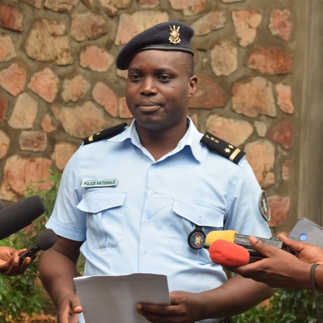 Ikiriho's tweet photo. 🎙️ Dans l'avant-midi de ce 10 octobre, le porte-parole du @MininterInfosBi, @Cinjire, a communiqué sur l'arrestation de Médard Muhiza, ancien 2è conseiller à l’Ambassade du #Burundi à #Kinshasa, et de Kenny Claude Nduwimana, porte-parole des sociétés minières #COMEBU et #BME https://t.co/OGUl9oBgJj