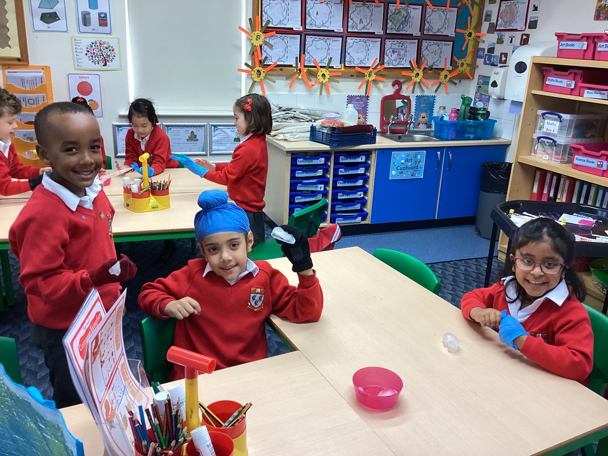 NottsHighIJS's tweet photo. Year 1 have been busy testing which gloves were the most suitable for a polar explorer. We investigated which materials would keep our hands dry and warm. #somuchscience https://t.co/4KS72rjZLE