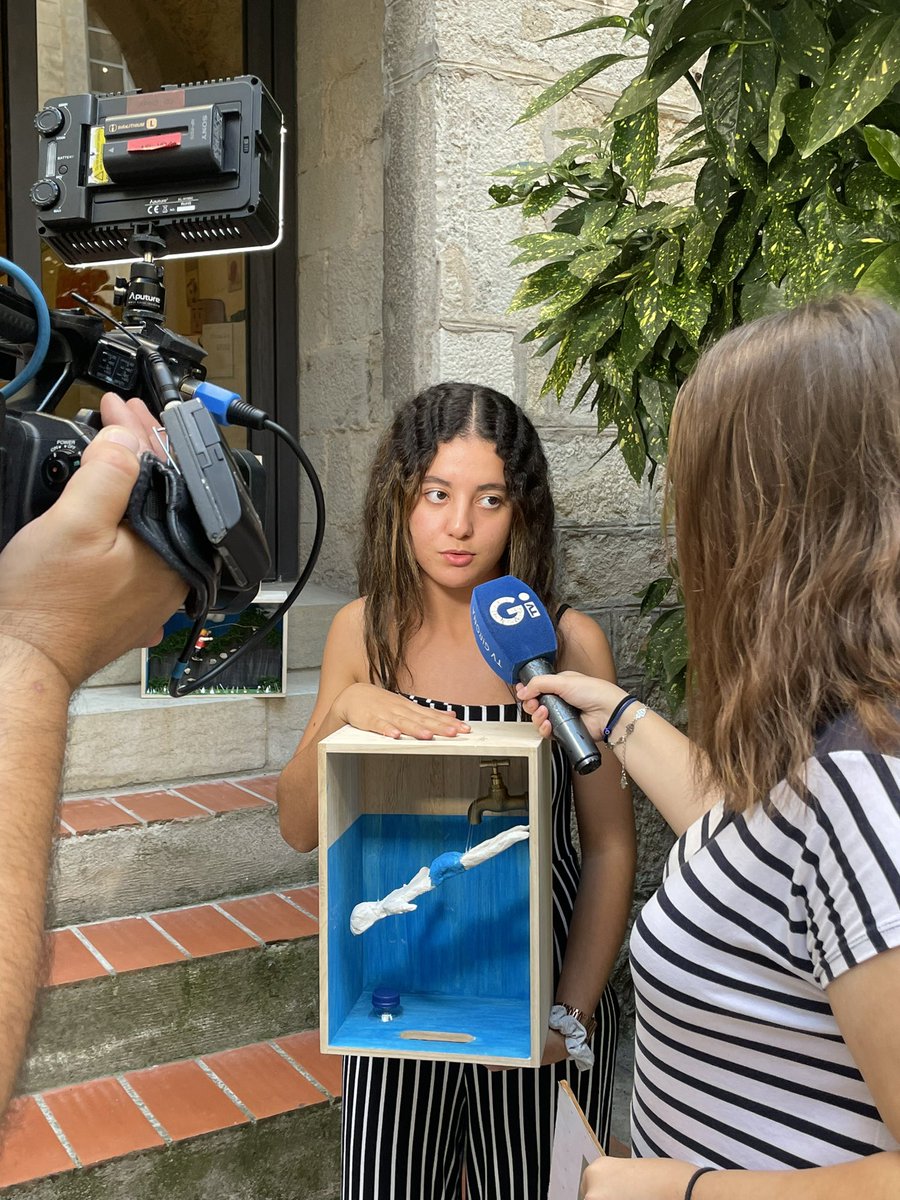 iasgirona's tweet photo. #EnDirecte al @fetamidatv amb @tvgirona a l’exposició “Diàlegs amb l’art”, que acull el @MuseuArtGirona. Un projecte en què el procés creatiu dona veu a allò que les paraules no aconsegueixen expressar. En parla l’artterapeuta Marta Aguasca, i la Salima, una de les artistes #DMSM https://t.co/9FS1DTpLNT