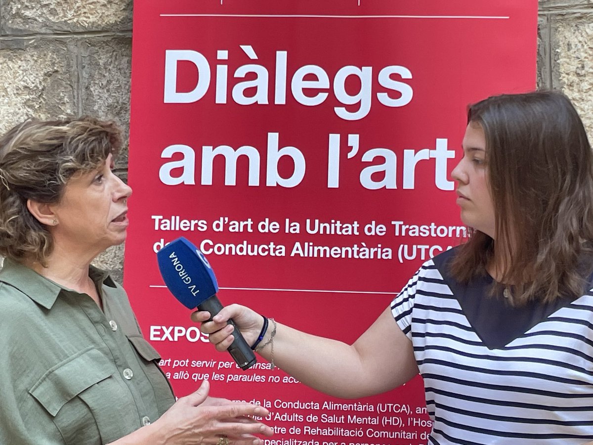 iasgirona's tweet photo. #EnDirecte al @fetamidatv amb @tvgirona a l’exposició “Diàlegs amb l’art”, que acull el @MuseuArtGirona. Un projecte en què el procés creatiu dona veu a allò que les paraules no aconsegueixen expressar. En parla l’artterapeuta Marta Aguasca, i la Salima, una de les artistes #DMSM https://t.co/9FS1DTpLNT