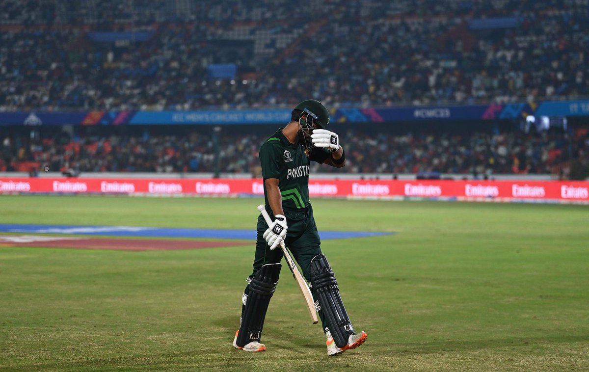 A huge appreciation from the whole crowd.

Abdullah Shafique, the star for the future....!!!!