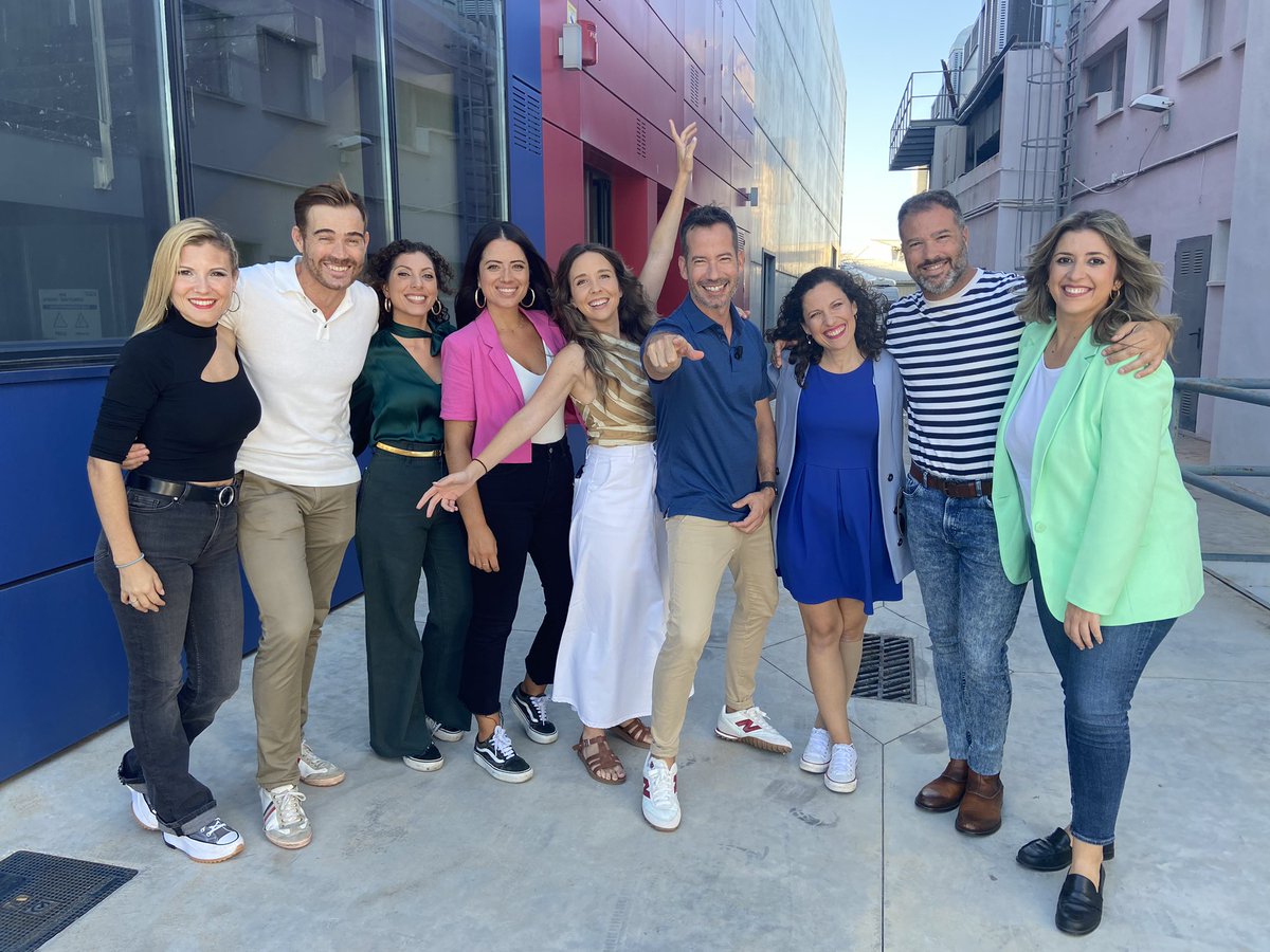 ⏳Ja no queda res! Hui coneixerem les falleres majors de València amb #LaTelefonada24
No volem perdre’ns cap detall! Hem preparat un especial amb 8 equips de reporters ubicats per tota la ciutat perquè pugueu viure en directe este moment❤️‍🔥
⏰19:00 h
📡En directe, en <a href="/apunt_media/">À Punt</a>