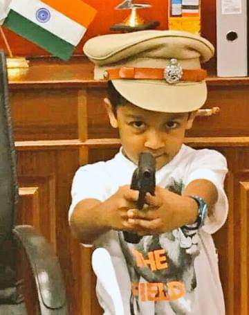 kayaldevaraj's tweet photo. #CutePicture
Actor #Suriya and his son #Dev https://t.co/JJ00RCkFfJ