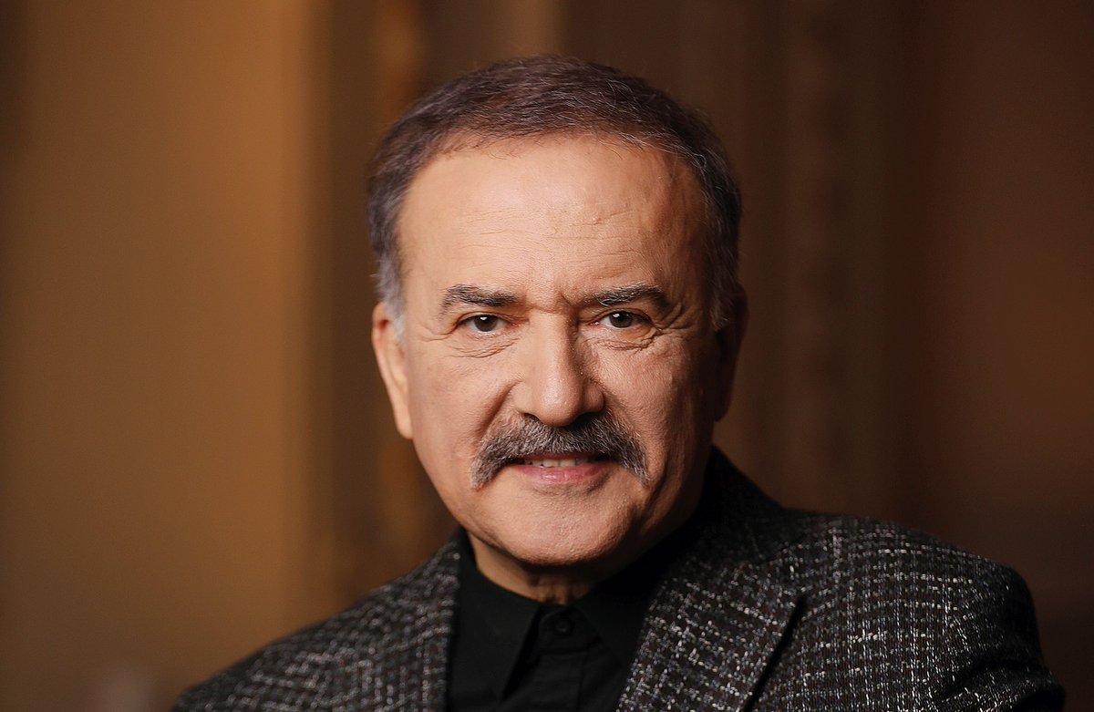 Murathan Mungan (3)_________

"Muhalif kesim içinde bile daha birey olarak kendiyle yüzleşmeyi becerememiş kişilerin tarihsel, toplumsal gerçeklerle yüzleşme eksikliğinden söz ettiğini görüyoruz. 

Hesaplaşma, ödeşme kültürü bizimki; yüzleşme adabından, iç terbiyesinden yoksun.