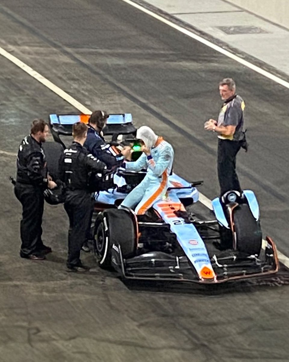 WilliamsF1's tweet photo. Competitors on track, nothing but respect off it. 👊

Thanks to the mechanics who came over to check on Alex after the race, @alfaromeostake 💙

📸 @GregCWGStuart https://t.co/zq3f5EXm2H