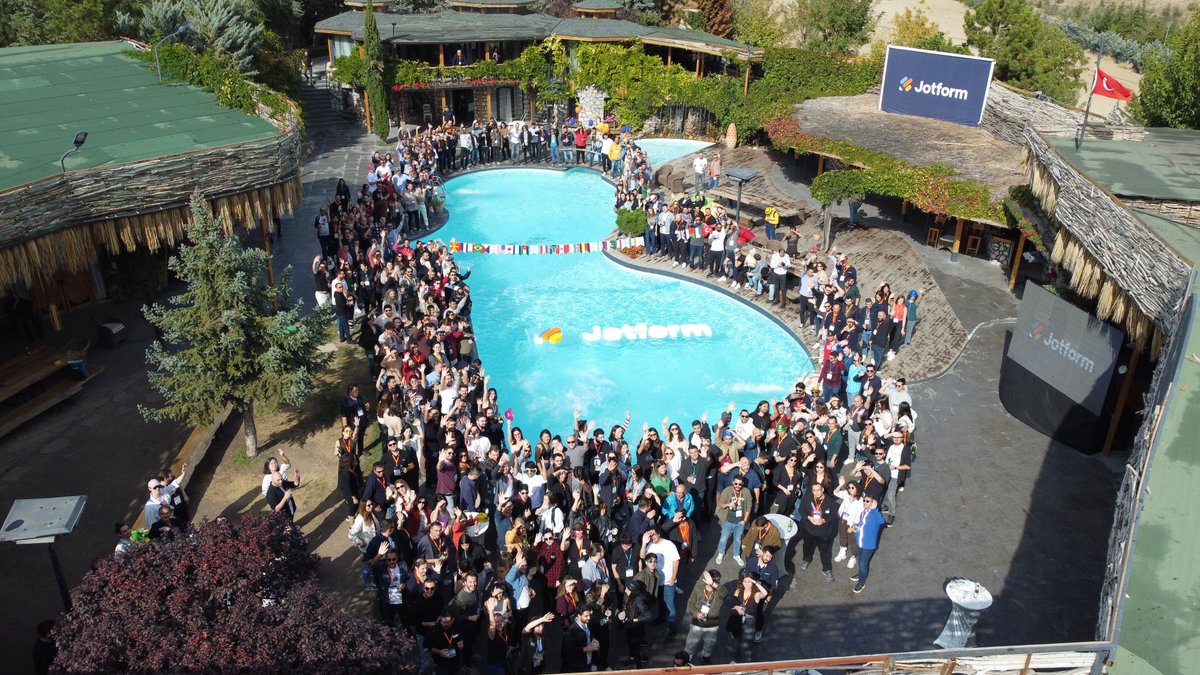 JotformTurkiye's tweet photo. Geçtiğimiz yıl düzenlediğimiz Jotformers Week etkinliği ile 30 ülkeden 450 Jotformers Ankara'da bir araya gelmişti 🥳🚀
#Jotform #Powerfulforms #JotformersWeek #celebration #party https://t.co/3IjBMDlyyK