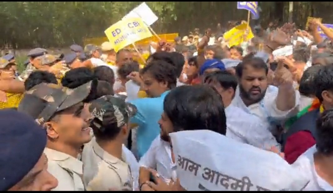NimitYadav9's tweet photo. सांसद @SanjayAzadSln जी की गिरफ्तारी के खिलाफ दिल्ली की सड़कों पर साथियों के साथ हल्ला बोल।

AAP का एक एक कार्यकर्ता सड़के खामोश नहीं होने देगा, निरंतर प्रदर्शन जारी रहेंगे।

संजय सिंह को रिहा करो, रिहा करो...

#संजय_सिंह_शेर_है https://t.co/PnBI5af6jj
