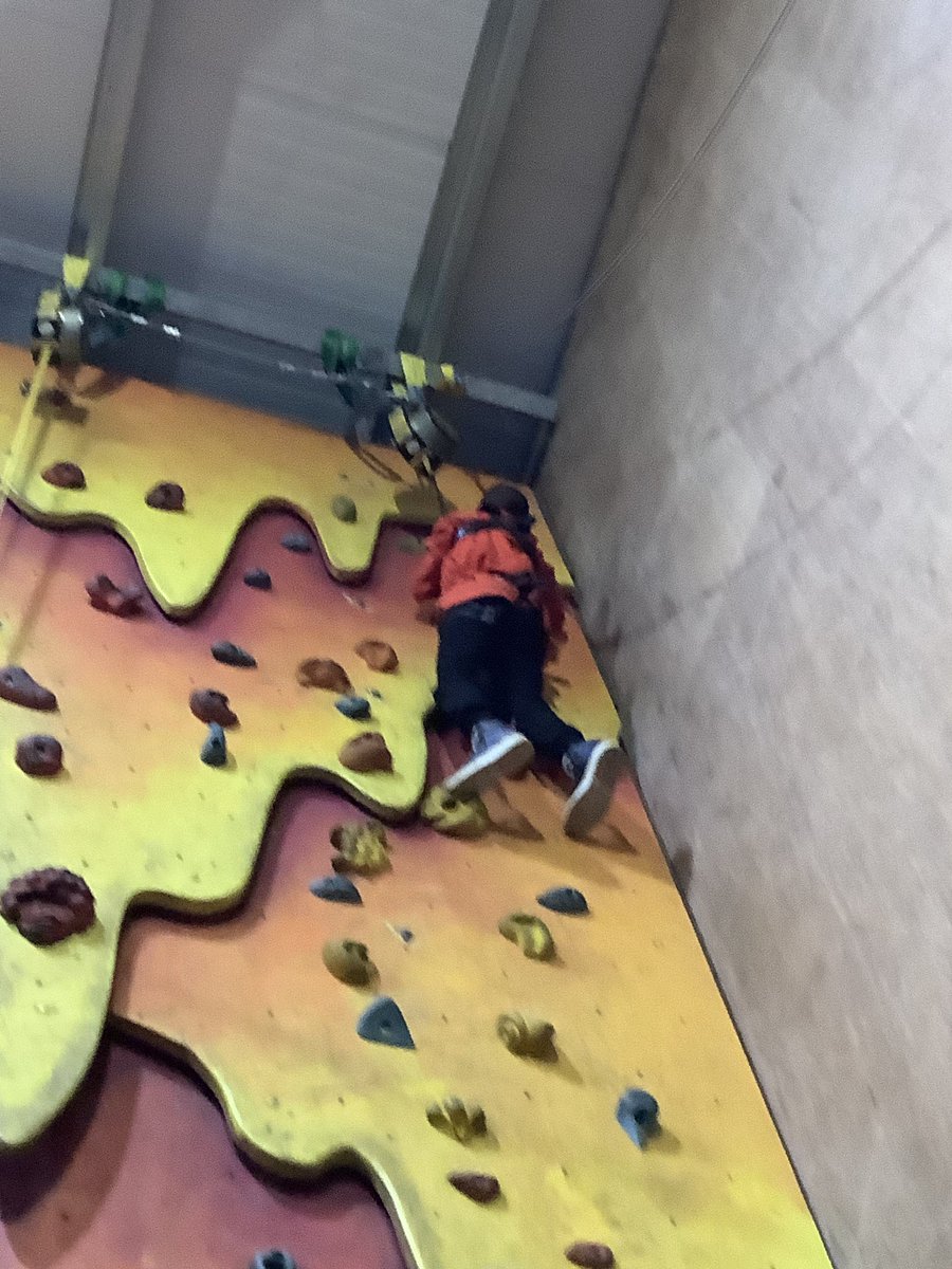 teresaoflisieux's tweet photo. PGL GROUP 5 @year6_STOL #climbing #beatthewall #smashingit 👏👏👏🥷🥷🥷🐒🐒🐒🧗‍♀️🧗🏽‍♂️🧗🏿 https://t.co/j3kDuV1Tm8