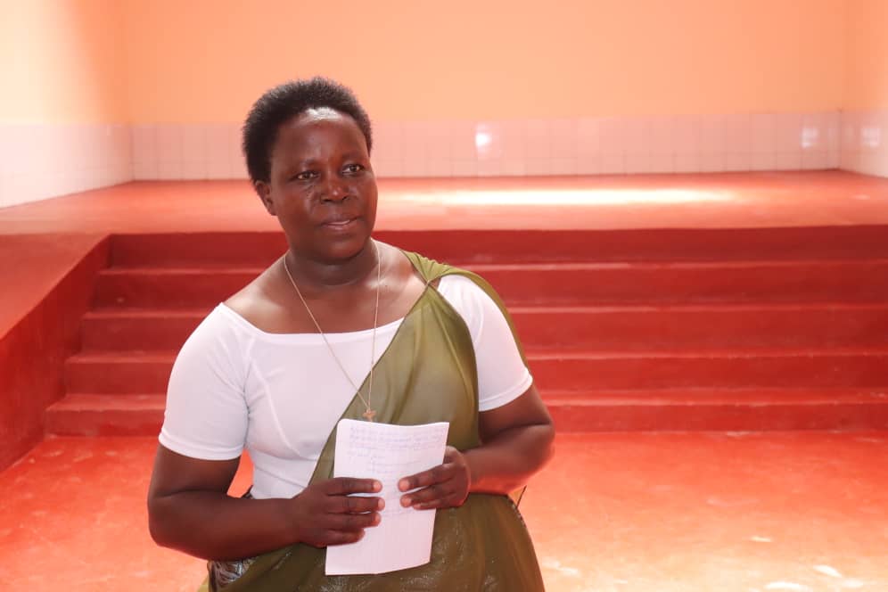 Kinyamateka_KM's tweet photo. Madam Venerande Ufitwenaryo Vice presidente w'umuryango @Opromamer mu Rwanda wita ku guharanira uburenganzira no kuvugira abantu bafite uburwayi bwo mu mutwe n'abarwaza babo washinzwe muri 2014.Yavuze ko abagezweho n'uburwayi bwo mu mutwe icyo bakeneye ari urukundo no guhumurizwa https://t.co/VqlcmAQ6ay
