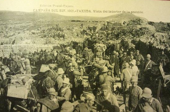 PlataformaMill1's tweet photo. La vanguardia, compuesta por las I y II Banderas del #TercioDeExtranjeros -al mando del comandante #Franco-, se reúnen delante del "Blocao de #Atlaten". Se observa un gran movimiento de las tropas enemigas en las esponjas de peñas que debían ocuparse. https://t.co/7j31gKyl2t