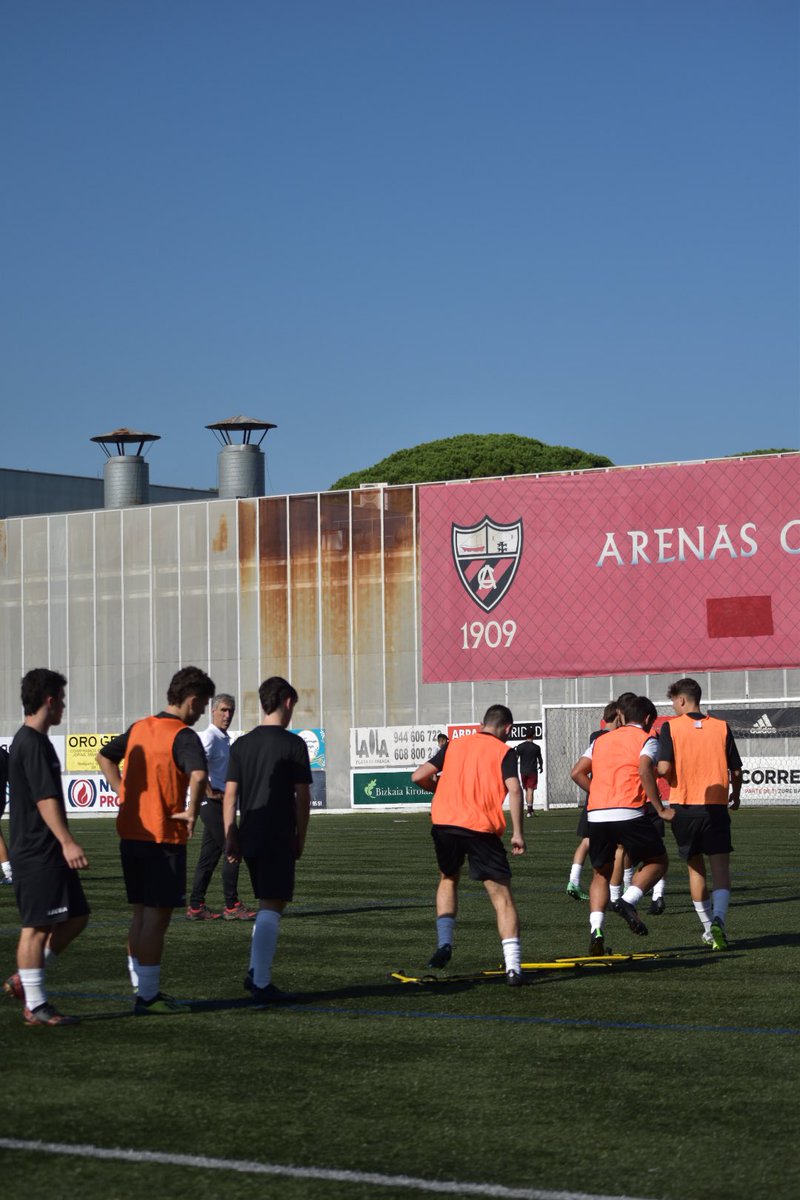 GernikaClub's tweet photo. 🔝𝐉𝐔𝐕𝐄𝐍𝐈𝐋 𝐁

🔛 Asteburu honetan liga hasi dute gure jubenillek, Arenasen aurka 4-1 galdu zuten. Animo mutillek!

🔛 Este fin de semana el Juvenil B comenzo la liga ante el @arenas_club1909. Fueron derrotados por 4-1. Animo chicos!

📸: Eneko Intxausti https://t.co/NAADDvhvof