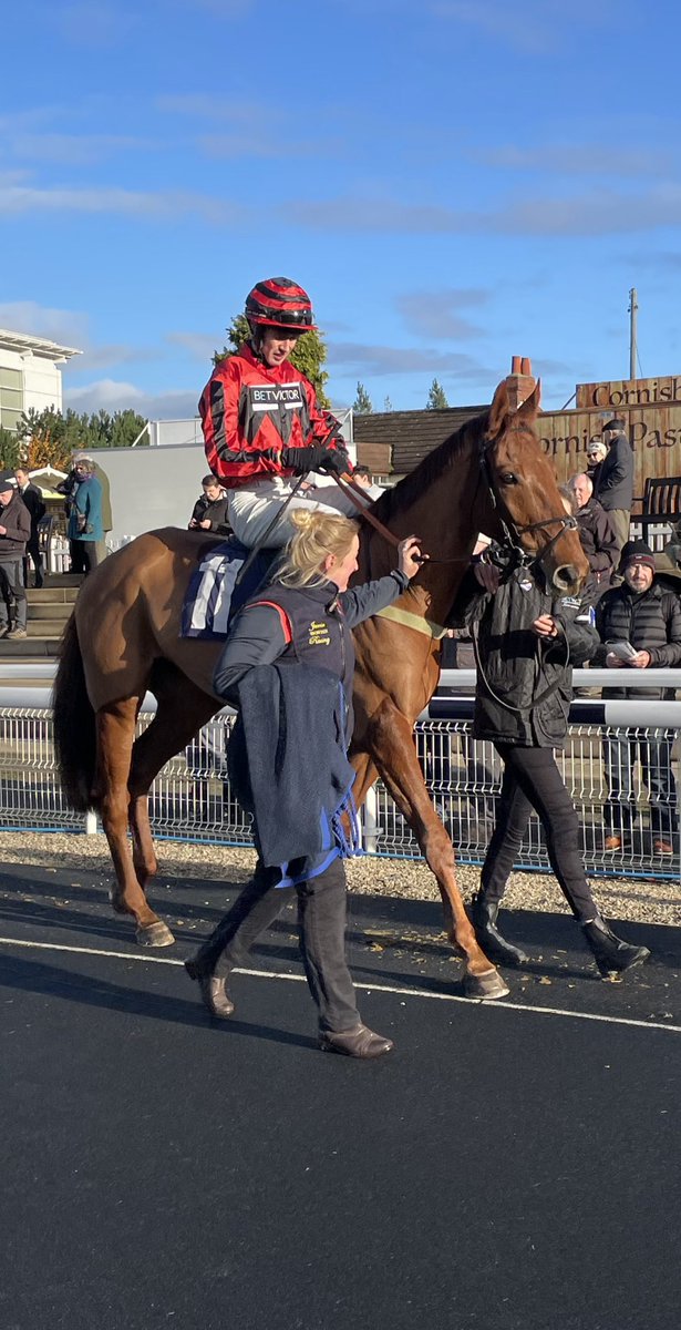 Regarde wins The Mayor of Huntingdon Charity race under top weight continuing a fine start to the season for #TeamJSR @jamiesnowden the 6yo Kapgarde’s first start over fences and he continues where he left off in @irishp2p for @colinboweracing 
Bought @GoffsUK Aintree Sale🔴⚫️