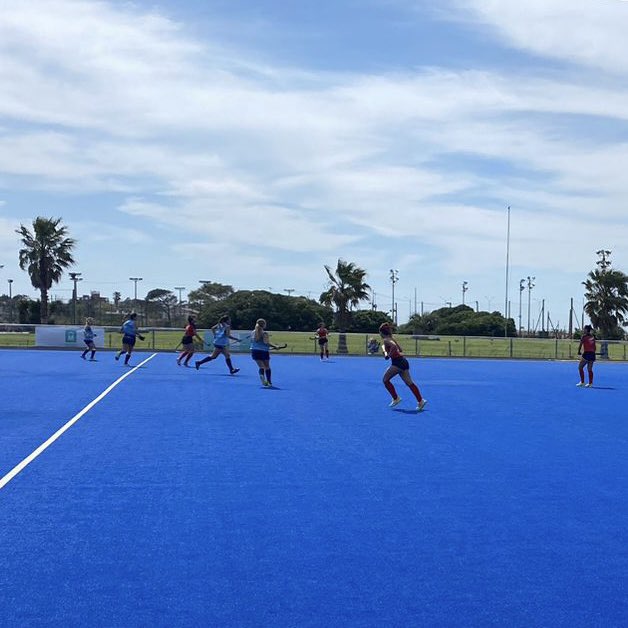 chile_hockey's tweet photo. 👏🏼🇨🇱🏑 Con un empate comenzó la gira
Las #DiablasJR disputaron su primer duelo en Montevideo e igualaron 1-1 ante su similar uruguayo gracias a una conquista de córner corto que finalizó Constanza Muñoz. ¡Vamos por más, Diablas! 😈
#ChileHockey #MásHockey #DiablasJunior https://t.co/lnk2j1Jzms
