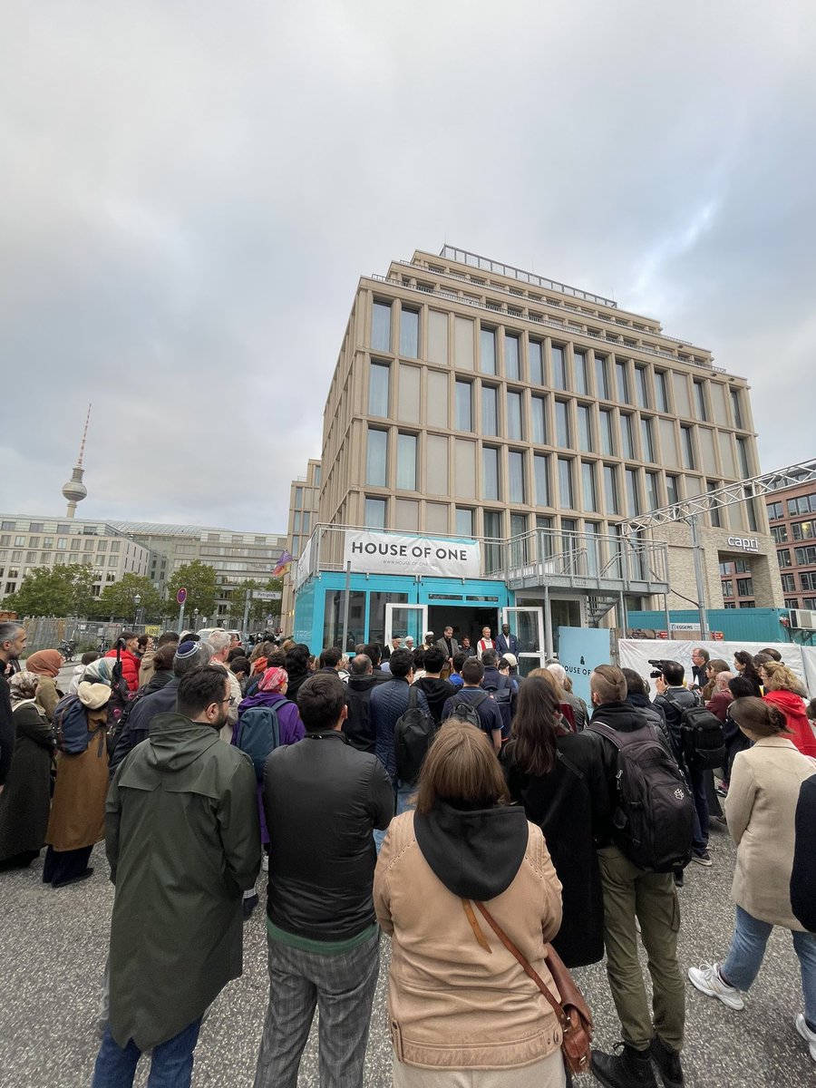 VGE_Berlin's tweet photo. In Zeiten erschütternder Gewalt im Nahen Osten nahmen wir beim gemeinsamen Gebet der Einheit und des Gedenkens teil. Das @House_of_One_DE lud, um gemeinsam zu trauern und Hoffnung auf Frieden zu senden. https://t.co/3rPzwoMl8y…
#HouseOfOne #Friedenstattkrieg #Frieden https://t.co/GmNpyqtAPc