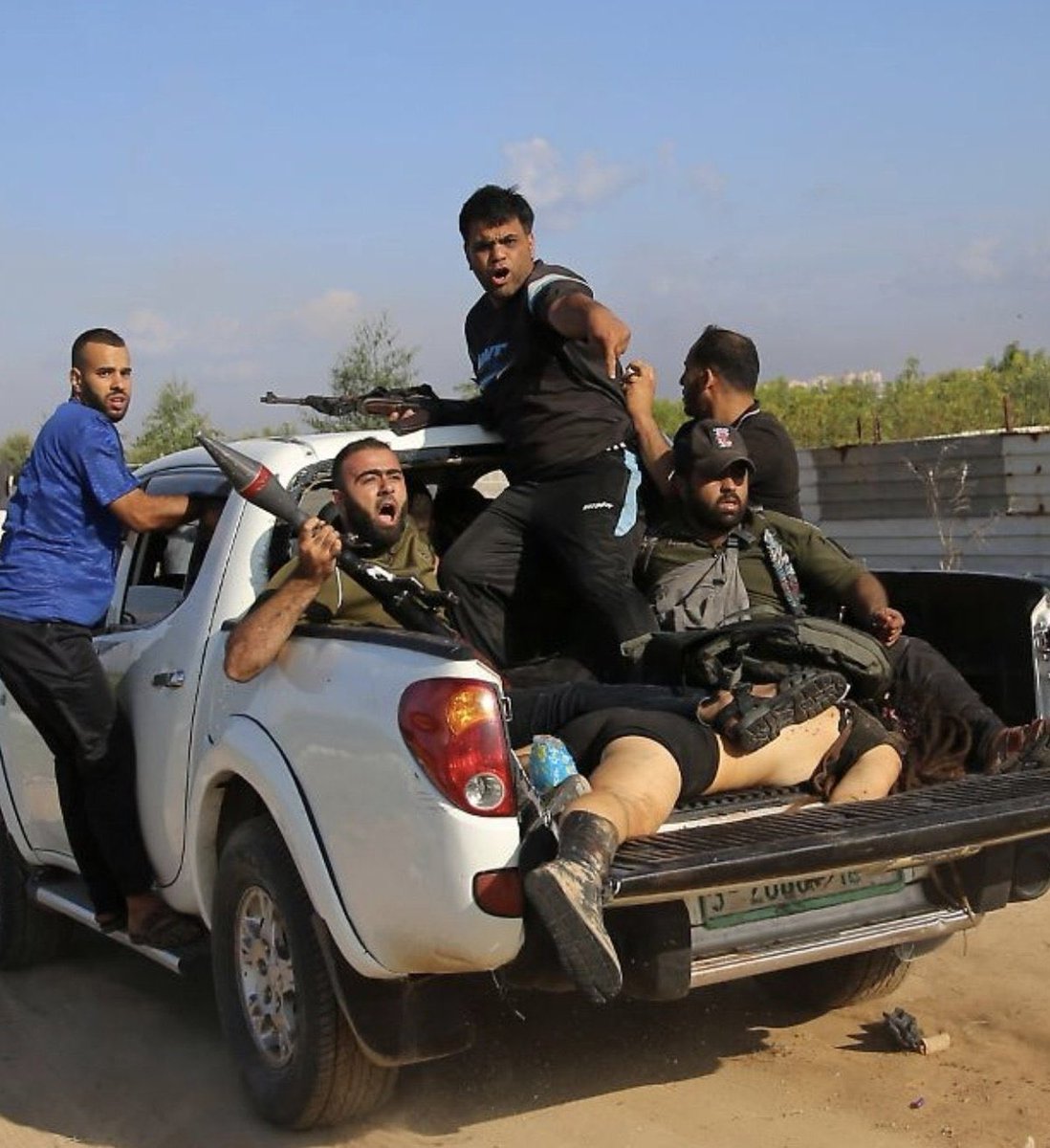 🚨VEJA: Jovem alemã Shani Louk sequestrada pelo grupo Hamas durante uma rave em Israel, nesse sábado (7/10), foi encontrada viva em estado grave em um hospital na Faixa de Gaza.