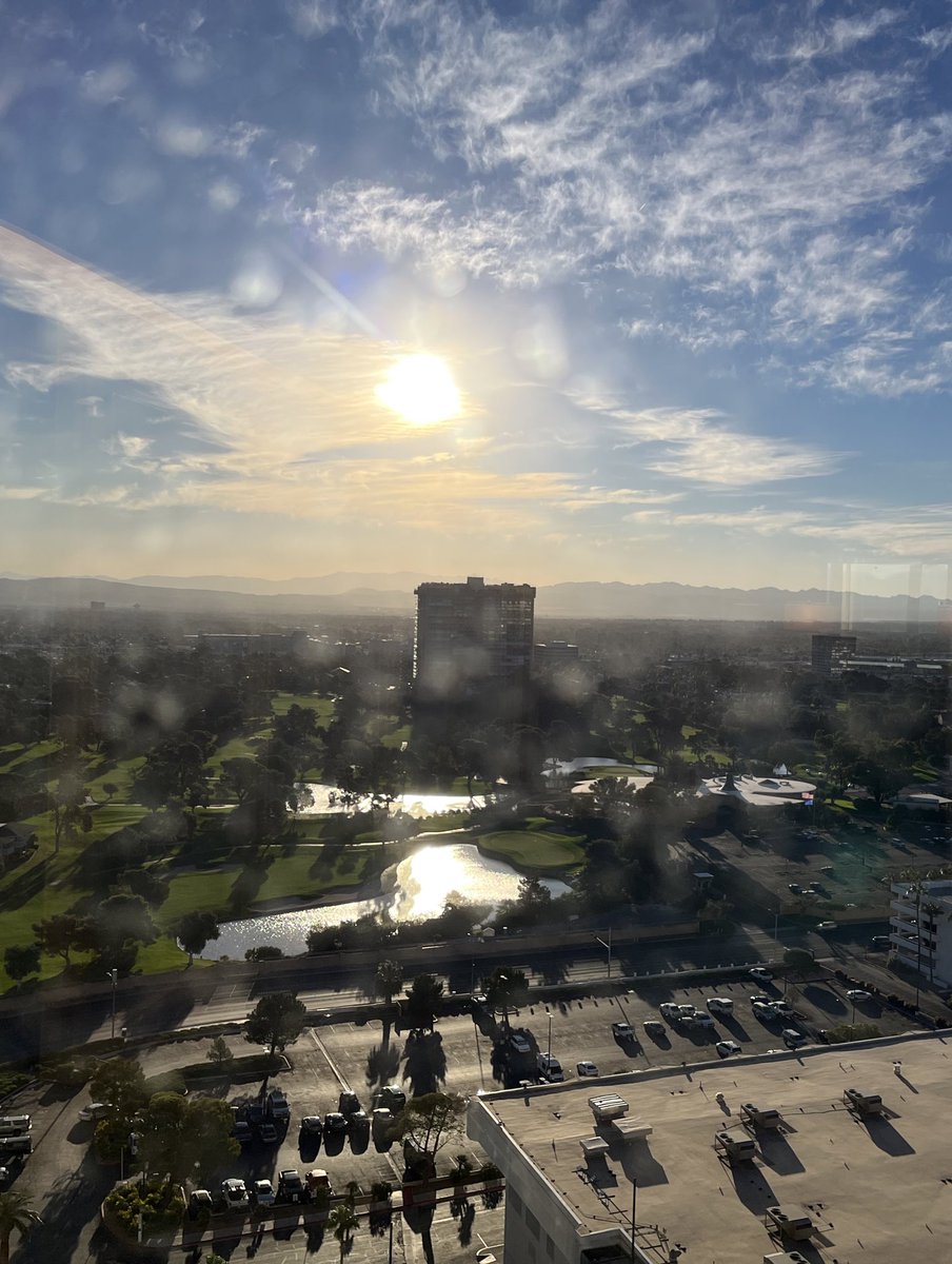 Beautiful sunrise this morning over Las Vegas ahead of Day 3 of #HLTH2023 😍