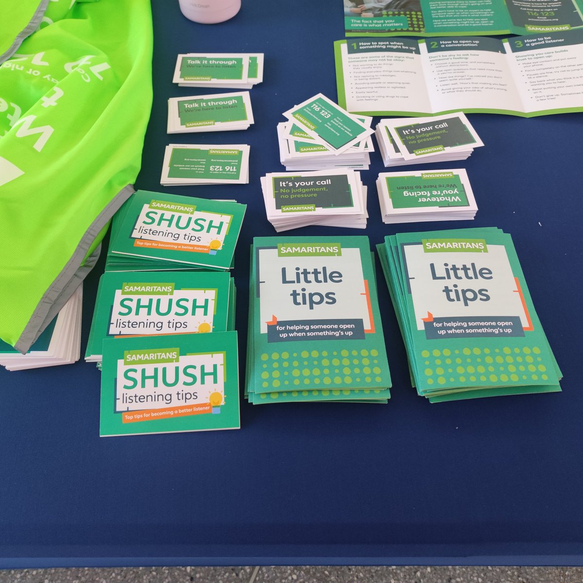 Great to see so many people supporting #WorldMentalHealthDay at Dundee Station today from @SamaritansScot @NetworkRailSCOT @BTPNorthScot @BTPMurray @ScotRail @penumbra_scot @RailwyMission @FeelingStrongUK even the Flying Scotsman stopped by for some water...